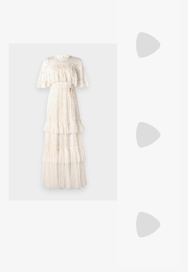 Rochie maxi crem dintr-un material transparent, cu volane suprapuse, embellishmente florale și un cordon la talie, având un guler înalt și mâneci scurte.; Pantofii slingback din piele neagră, cu vârful ascuțit, curele decorative cu ochiuri din metal și toc bloc mic. Suprafață texturată.; Geantă de umăr din piele neagră, cu un design structurat, curea din lanț argintiu și un logo metallic proeminent pe față. Textură netedă.; Inel de aur cu un design în formă de coroană în interiorul unei potcoave, decorat cu mici pietre clare, pe un fundal alb.; Inel de aur cu un design în formă de coroană în interiorul unei potcoave, decorat cu mici pietre clare, pe un fundal alb.