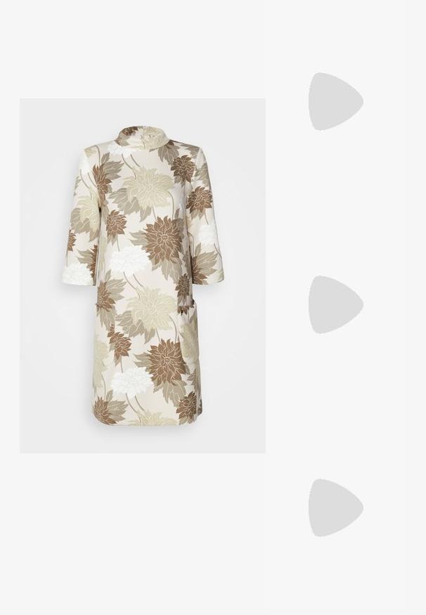 Une robe à imprimé floral avec un col haut, des manches trois-quarts et deux poches. Les couleurs incluent des tons de crème, beige, marron et vert.; Slingback noir à bout pointu avec un petit talon, en cuir lisse et doté d'un design découpé sur le côté pour plus de respirabilité.; Sac à épaule en cuir noir au toucher doux, de forme triangulaire et avec une bandoulière réglable, associé à une chemise à rayures bleu clair et à un pantalon blanc.; Boucles d'oreilles en argent avec un design lisse et courbé. Présentent une finition métallique brillante et une fermeture à clou. Pas de motifs ou d'accents visibles.
