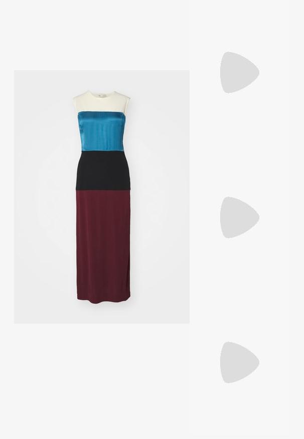 Rochie în blocuri de culoare, cu un design într-o combinație de crem, albastru, negru și burgund, realizată dintr-un material neted, cu un decolteu ajustat și o fustă lungă.; Adidași din piele albă, design de tip low-top, cu o textură netedă, vârf rotund, față șiretată și un mic logo brodat pe lateral.; Geantă din piele neagră în formă de jumătate de lună, cu accente din metal auriu, având un închidere cu fermoar. Purtați-o în diagonală peste un pulover gri.; Cercei cu tija aurie, cu un design răsucit. Fiecare cercel are un fundal circular transparent pentru o purtare sigură.