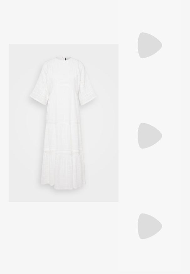 Rochie albă, de lungime până la glezne, realizată dintr-un materialTexturat. Are mâneci scurte și largi și detalii de cusătură orizontală pe tot parcursul.; Sandale negre plate cu curele împletite, accente aurii și un design minimalist, având o talpă subțire și o cataramă ajustabilă la gleznă.; Ochelari de soare negri, forma cat-eye, cu un finisaj mat, având lentile gri și unghiuri ascuțite, precum și brațe laterale elegante. Numele brandului este vizibil pe brațul interior.; Cercei din aur cu un design neted și rotund. Au un sistem de închidere cu o mică balama, un aspect ușor și un finisaj lustruit.