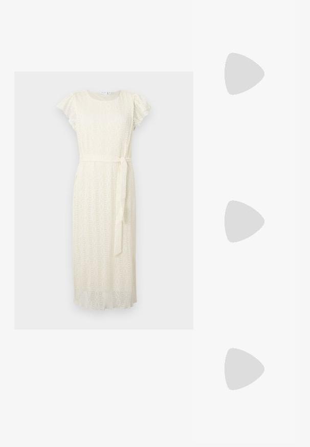 Rochie midi din dantelă, culoare ivorie, cu guler rotund, mâneci scurte în formă de flutură, centură legată la talie și modele geometrice complicate.; Sandale cu toc din piele patent neagră, cu vârful ascuțit și un toc mic bloc, având un accent cu cataramă argintie pe curea.; Geantă din piele neagră, cu o formă curbată, curea detașabilă și accesorii aurii. Geanta are un capac cu un detaliu tip cataramă.; Inel de aur cu un design texturat, ondulat, având trei vârfuri proeminente. Suprafață netedă și strălucitoare, cu un bandaj deschis pentru ajustarea dimensiunii.