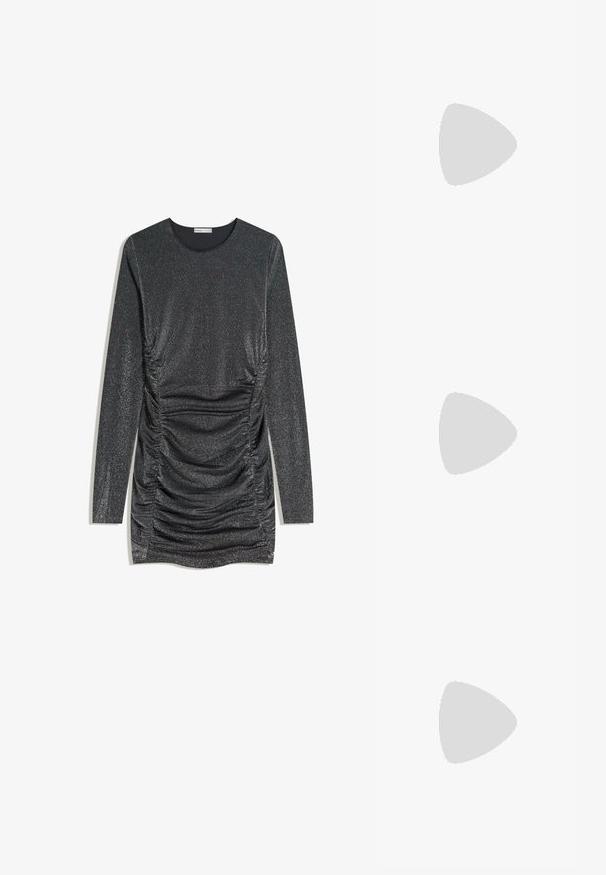 Robe longue à manches longues noire pailletée avec des fronces sur les côtés et un col rond. Le tissu a un aspect brillant et texturé.; Chaussure à talon aiguille à bout pointu avec un schema de couleurs argent, or et nude. Fini brillant avec un design découpé, dotée d'un talon stiletto.; Pochette en métal argenté avec une forme douce et arrondie et un fermoir en haut noué. Fabriquée en simili cuir lisse.; Boucles d'oreilles en argent au design minimaliste. Forme circulaire, texture lisse et profil fin. Légères avec une finition polie.