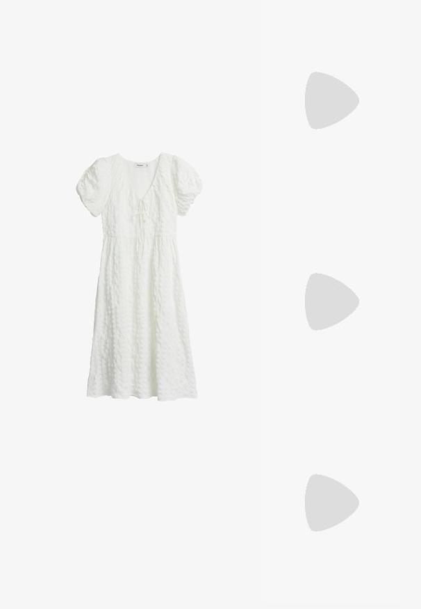 Hvid kjole med tekstureret stof, korte puffærmer, V-udskæring og en bånddetalje ved barmen, der falder til midt på læggen.; Sort remsandale med firkantet tå og en lav blokeret hæl. Har flere tynde stropper og en justerbar ankelrem. Fremstillet af glat læder.; Sorte solbriller med rektangulære linser, der har en glansfuld finish og guld logo-accenter på stængerne. Mørkegrå linser giver UV-beskyttelse.; Lysebrun læderhåndtaske med en unik form, featuring to korte håndtag og et langt justerbart rem. Glat tekstur med minimal hardware.