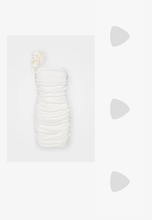 Rochie albă fără bretele, cu material plisat, având un accent floral texturat pe o umăr. Material neted, elastic, cu o siluetă ajustată.; Pantofi cu toc slingback negri din patent, cu vârf ascuțit, cu imprimeu de șarpe texturat, curea ajustabilă și toc scurt texturat.; Geantă neagră din piele, tip crossbody, cu două buzunare frontale, catarame aurii, închidere cu fermoar și o curea subțire. Suprafață texturată și formă rectangulară compactă.; Cercei din metal auriu, cu un design curbat și alungit. Au o suprafață netedă și strălucitoare, cu un vârf rotunjit pentru un detaliu suplimentar.
