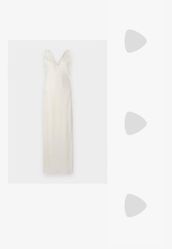 Duga haljina boje kreme s V-izrezom i tankim naramenicama. Tkanina je glatka s suptilnim dekorativnim perforacijama po cijeloj površini.; Crna lakirana slingback cipela s izduženim vrhom, remenčićima oko gležnja s srebrnim kopčama i dijelovima, te vitkim potplatom.; Zlatna metalna torba s uređenim dizajnom, glatkom teksturom i podesivim remenom. Ima jedinstven trokutasti oblik i minimalističko šivanje.; Naušnice zlatne boje s teksturiranim, valovitim oblicima. Uključuju skulpturalne kopče i dizajn otvorene kružnice s kovanom završnom obradom.