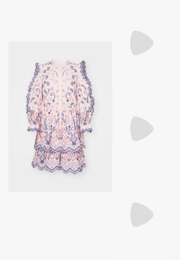 Vaaleanpunainen mekko, jossa on kukkakirjontaa purppurassa ja korallissa. Siinä on frillapaita ja kerroksellinen hame, jossa on aaltoileva helma. Napit edessä.; Musta patenttinen nahka slingback-korkokengät, joissa on teräväkärkinen muoto, säädettävä nilkkastrappi ja kohtuullinen lohkokorko. Sujuva pinta kiiltävällä viimeistelyllä.; Mustan kudotun laukun ainutlaatuinen puolikuun muoto, jossa on pyöreä kahva ja huomaamaton logo yksityiskohtana edessä. Teksturoitu pinta koko matkalta.; Korvakorut, joissa on helmi, kiillotettu pinta, hopeanväriset vipuvarret ja pyöreät valkoiset helmet. Yksinkertainen, klassinen muotoilu.