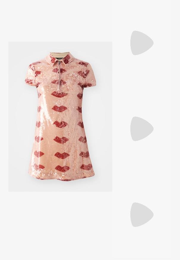 Robe polo courte en sequins roses avec des motifs de lèvres rouges et une fermeture éclair à l'avant.; Chaussure slingback en cuir verni noir avec un embout pointu, des brides de cheville avec des boucles en argent et des éléments en métal, et un talon fin.; Sac à main en métal doré avec un design structuré, texture lisse et bandoulière ajustable. Présente une forme triangulaire unique et des coutures minimalistes.; Boucles d'oreilles dorées présentant des formes texturées et ondulées. Comprend des clips sculpturaux et un design de créoles ouvertes avec une finition martelée.