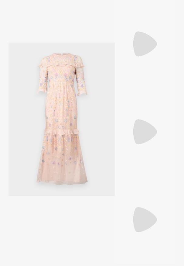 Broderad rosa klänning gjord av genomskinlig tyg, med blommönster, en volangkrage och ärmar i trekvarts längd.; Vita lädersneakers, låg design, med en slät yta, rund tå, snörning fram och en liten broderad logotyp på sidan.; Svart läder halv månformad väska med en guldfärgad detalj och dragkedja. Bärs över kroppen över en grå tröja.; Orrhängen i guldton med en knutdesign. Varje örhänge har en cirkulär klar baksida för säker användning.