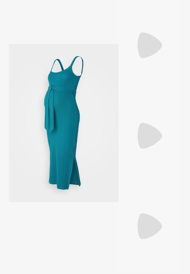 Teal ribbinettinen äitiysmekko ohuilla olkaimilla, vyötäröllä vyö ja sivuhalkiot liikkumisen helpottamiseksi. Valmistettu venyvästä kankaasta.; Musta patenttinaahkakengät, joissa on osoittava kärki ja pieni lohko korko, varustettuna hopeisella soljella hihnassa.; Musta nahkainen käsilaukku, joka on kaareva muotoilultaan, irrotettavalla hihnalla ja kultaisilla yksityiskohdilla. Laukussa on läppä, jossa on solk yksityiskohta.; Kolme paria korviksia: suuret valkoiset helmetuoksut, kultaketjut, joissa on kirkkaat jalokivet, ja kaksi pitkiä, suoria kultakoristekorviksia, joissa on kimaltelevia yksityiskohtia.