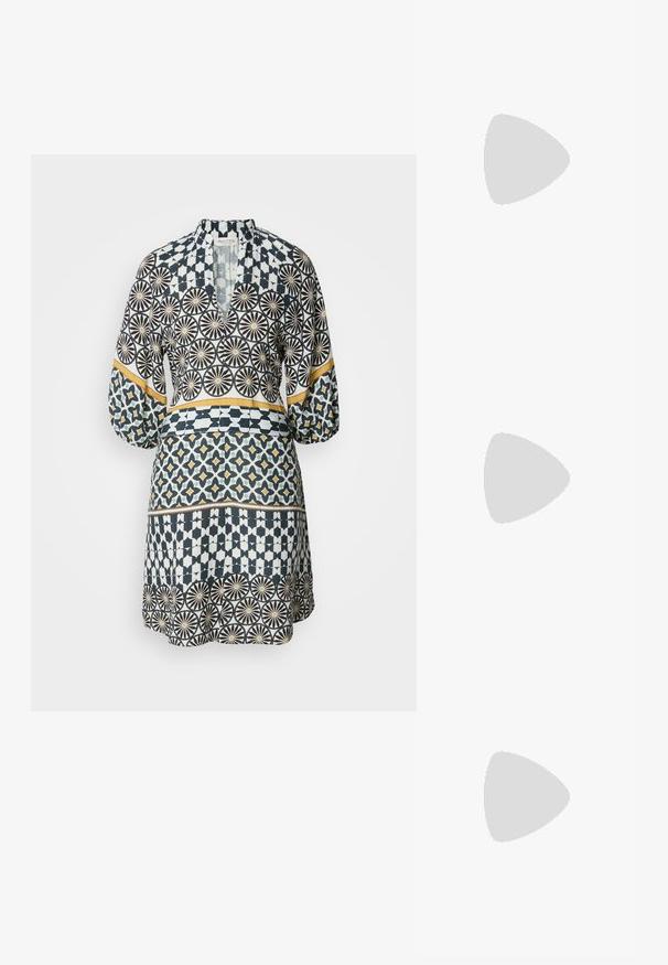 Mekko, jossa on geometrisia kuvioita tummansinisessä, valkoisessa ja keltaisessa. Pitkät hihat, V-pääkohdistus ja levenevä siluetti, jossa on erottuvat osat.; Valkoiset nahka-Mary Jane -flatot, joissa on terävä kärki, sivunappi ja matala musta korko. Sujuva rakenne ja minimalismi.; Musta nahkainen kassi, jossa on kaksi pitkää kahvaa, sileä pinta ja jämäkkä muoto. Sisältää etutaskun lisävarastointia varten.; Hope-silver rengas, joissa on sileä ja kiillotettu pinta. Pyöreä muoto ja turvallinen napsautettava lukitus. Kevyt muotoilu sopii päivittäiseen käyttöön.