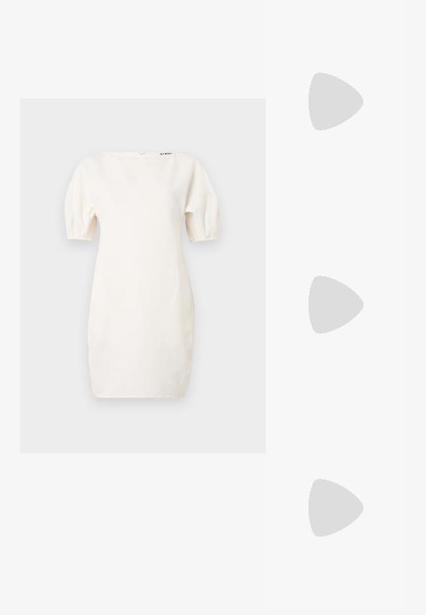 Bílé šaty s krátkým rukávem a lodičkovým výstřihem a balónovými rukávy. Vyrobené z hladkého materiálu, obsahují logo blízko výstřihu a zip na zádech.; Sandalové boty na podpatku s růžovou koženou svrchní částí a lesklou černou špičkou. Mají malý blokový podpatek a nastavitelné zapínání kolem kotníku.; DRAGON DIFFUSION SANTA CROCE BIG - Kabelka - bordo; Náušnice ve tvaru mušle se zlatým tónem, s rýhovanou strukturou a lesklým povrchem. Zavěšení na pecku s bezpečným uzavřením.