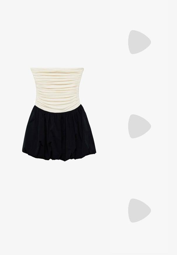 Olkaimaton mekko, jossa on kihara vaaleanpunainen yläosa ja valuva musta hame, joka on sileäpintainen ja A-linjainen.; Kultaiset, metalliset slingback-kengät, joissa on teräväkärkiset ja paksut korot. Sileä pinta, minimalistinen muotoilu ja kapea hihna.; Valkoinen nahkainen käsilaukku, jossa on jämäkkä muotoilu, magneettinen suljin ja olkahihna, esillä neutraalilla taustalla.; Kultaiset korvakorut, joissa on soikeat, läpinäkyvät kivet, joita ympäröivät pienemmät läpinäkyvät kivet. Korvakoruissa on koukkuminen, joka takaa turvallisen käytön.