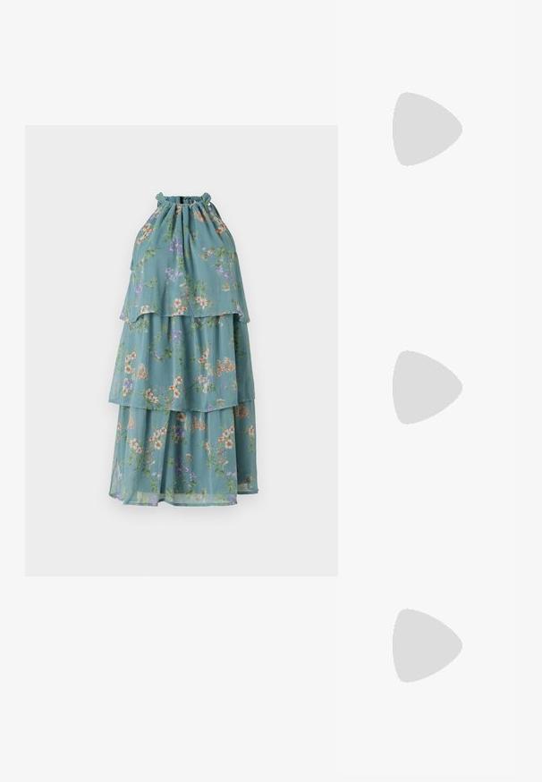Plisirana, brezrokavna obleka iz svetlo teal blaga z cvetličnimi vzorci, s piramidno oblikovano izrezom in plastmi, ki zagotavljajo rahlo obliko.; Zlati, kovinski slingback čeveljci z ostrim nosom in masivnim peto. Gladka tekstura, minimalistična zasnova in ozka zanka.; Črna usnjena torbica s ukrivljeno obliko, z odstranljivo naramnico in zlatimi dodatki. Torbica ima pokrov s podrobnostmi v obliki zaponke.; Zlati prstan s organskim, zvitim dizajnom, gladko površino in taperiranimi konci, ki ustvarja modernega, skulpturalnega videza.