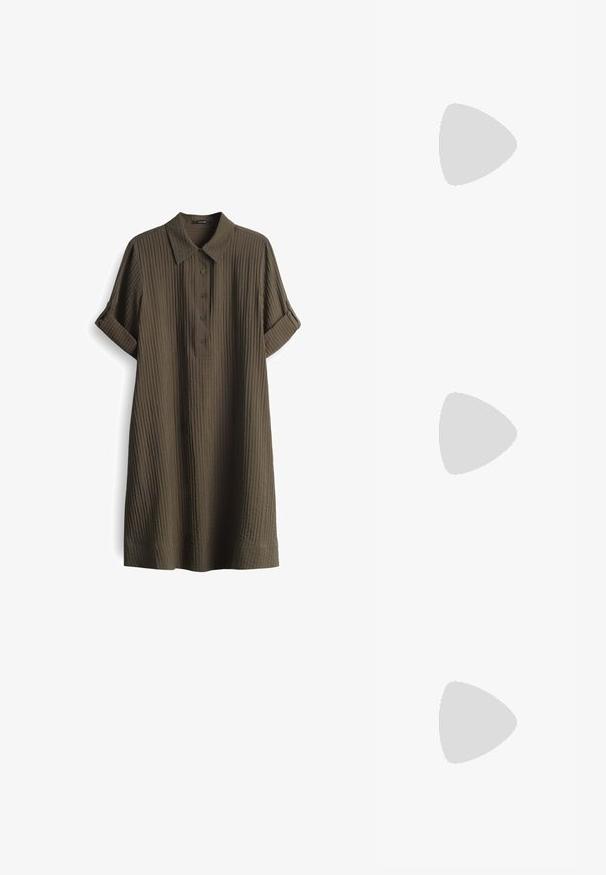 Abito verde oliva a maniche corte con scollatura a colletto, chiusura a bottoni e tessuto a coste testurizzato. Maniche arrotolate e vestibilità morbida.; Stivale nero fino al ginocchio, materiale in pelle liscia, tacco spesso, punta tonda, suola testurizzata con grip, design elegante senza adornamenti.; Occhiali da sole in tartaruga nera con lenti rettangolari, tonalità marrone, montatura spessa e dettagli con logo doppia G dorato sulle tempie.; Orecchini a cerchio in tonalità oro con bordo esterno in resina dal motivo tartaruga, dotati di una finitura liscia e di una forma circolare elegante.