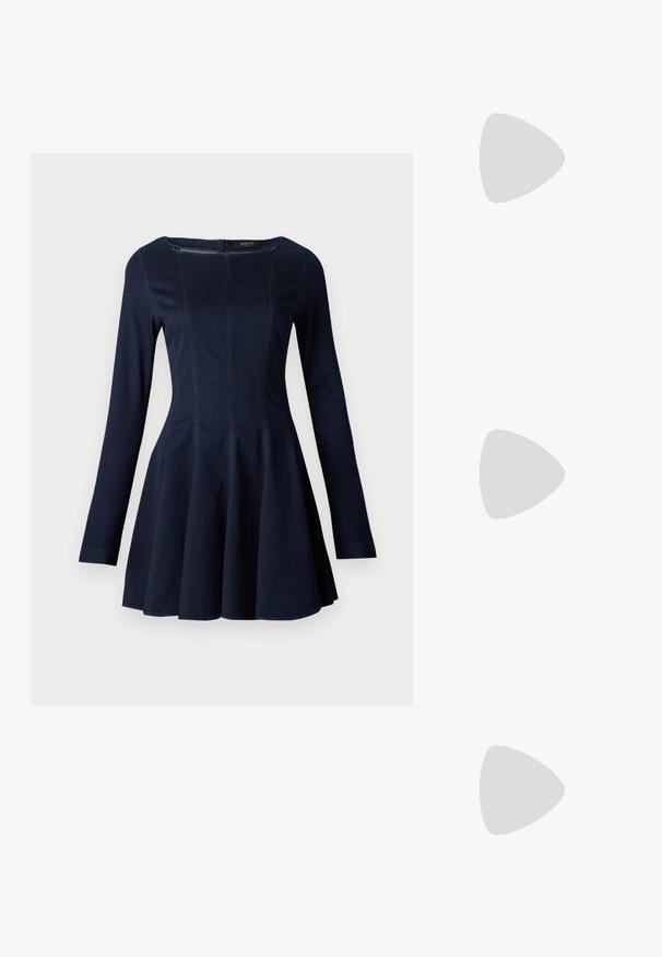 Navyblauwe denim jurk met lange mouwen, een aansluitend lijfje en een uitlopende rok, met subtiele naaddecoraties en een ronde halslijn.; Zilveren slingback hoge hak schoen met een spitse neus, metalen afwerking, twee decoratieve banden en een slanke hak met een zwarte punt.; Zilverkleurige metalen handtas in de vorm van een hart, met dubbele handvatten, kettingriem en een gladde textuur. Heeft metalen hardware en gestikte randen.; Gouden oorbellen met een getextureerd, golvend ontwerp. Bevat sculpturale clip-on studs en een open ringontwerp met een gehamerd oppervlak.