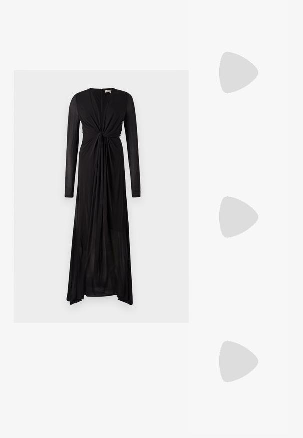 Vestido negro de manga larga con detalle de nudo en el frente y tejido fluido. Presenta un escote en V profundo y un dobladillo gradual para un caído elegante.; Zapatillas de cuero blancas, diseño de corte bajo, con una textura suave, puntera redonda, cordones en la parte delantera y un pequeño logo bordado en el lateral.; Bolso negro de cuero en forma de media luna con un acento de hardware dorado, con cierre de cremallera. Llevado cruzado sobre un suéter gris.; Pendientes de botón en tono dorado con un diseño retorcido. Cada pendiente cuenta con un respaldo circular transparente para una sujeción segura.