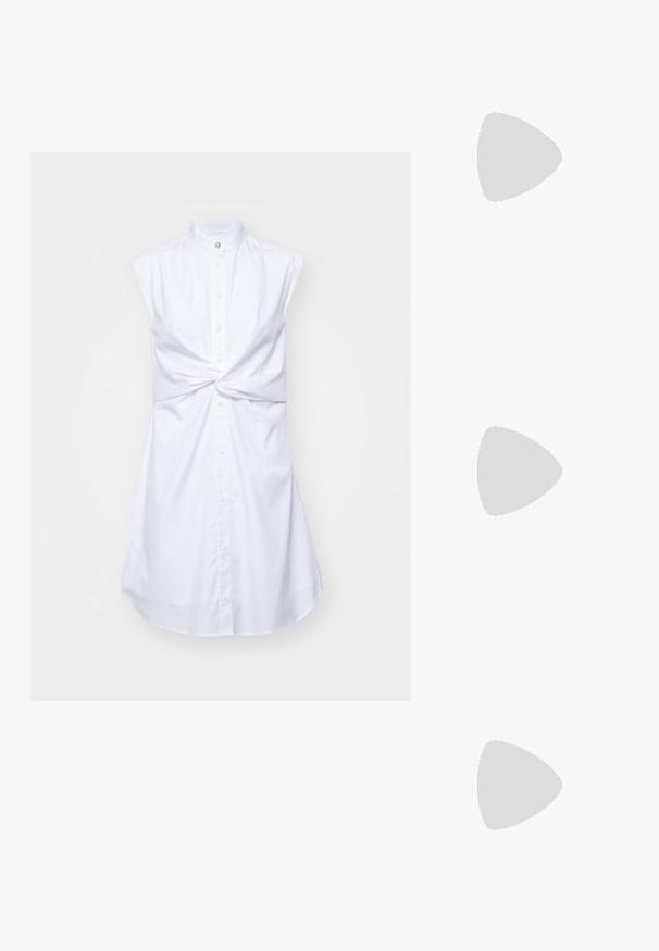 Bijela haljina bez rukava s visokim ovratnikom, prednjim kopčanjem na dugmad i čvorastim detaljem u struku. Glatka tkanina s blagim sjajem.; Crne lakirane slingback pete s oštrim vrhom, s teksturiranim uzorkom zmijske kože, podesivom remenom i kratkom, teksturiranom blok-petom.; Bijela kožna torba s teksturiranim završetkom, koja ima zlatni lančić i crne akcentne detalje. Uključuje prednji džep i zatvaranje na patentni zatvarač.; Zlatne metalne naušnice u obliku obruča s zakrivljenim, izduženim oblikom. Imaju glatku, sjajnu površinu i zaobljeni vrh za dodatni detalj.