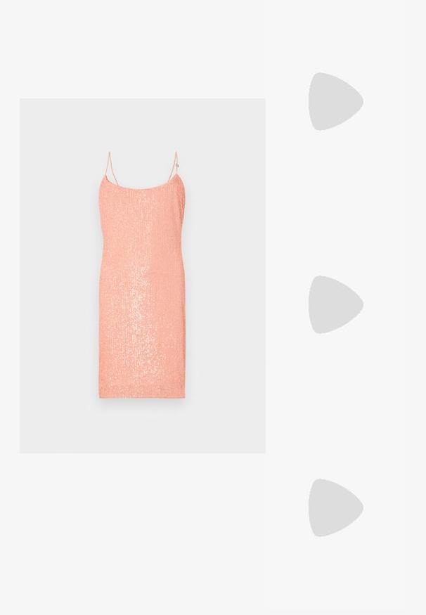 Haljina od breskvastog tila ukrašena šljokicama, s tankim podesivim naramenicama i prilijepim siluetom. Glatka tekstura, do koljena.; Crne sandale na visokoj potpetici imaju tanke trake s čvorastim dizajnom, glatki kvadratni vrh i elegantnu stiletto petu.; Svijetlosivi metalik ruksač s lancem, ukrašen malim okruglim metalnim zakovicama i trokutastim logotipom marke.; Srebrne naušnice u obliku obruča sa glatkom, sjajnom površinom, zakrivljenog oblika i zatvaranjem na čep. Minimalistički dizajn s modernim završetkom.