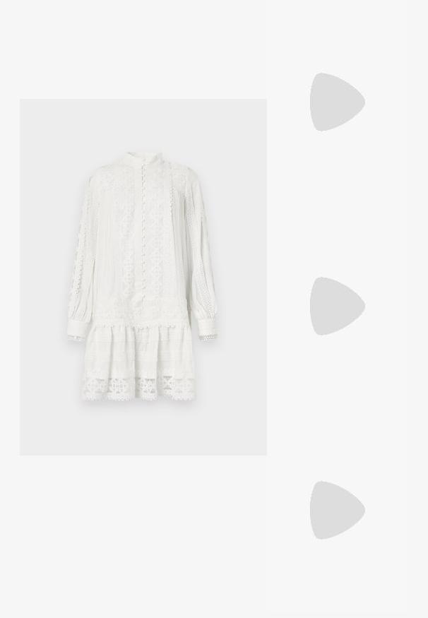 Hvit kjole med lange ermer og høy krage. Har intrikate blonder, teksturert stoff og lagdelt nederkant. Knapplukking foran.; Svart spiss tå slingback-sko med lav hæl, laget av jevnt skinnmateriale og med utskåret design på siden for pusteevne.; Svart lær skulderveske med en myk tekstur, trekantet form og justerbar stropp, kombinert med en lyseblå stripete skjorte og hvite bukser.; Sølvøreringer med en jevn, buet design. Har en blank metallisk finish og en studlås. Ingen synlige mønstre eller aksenter.