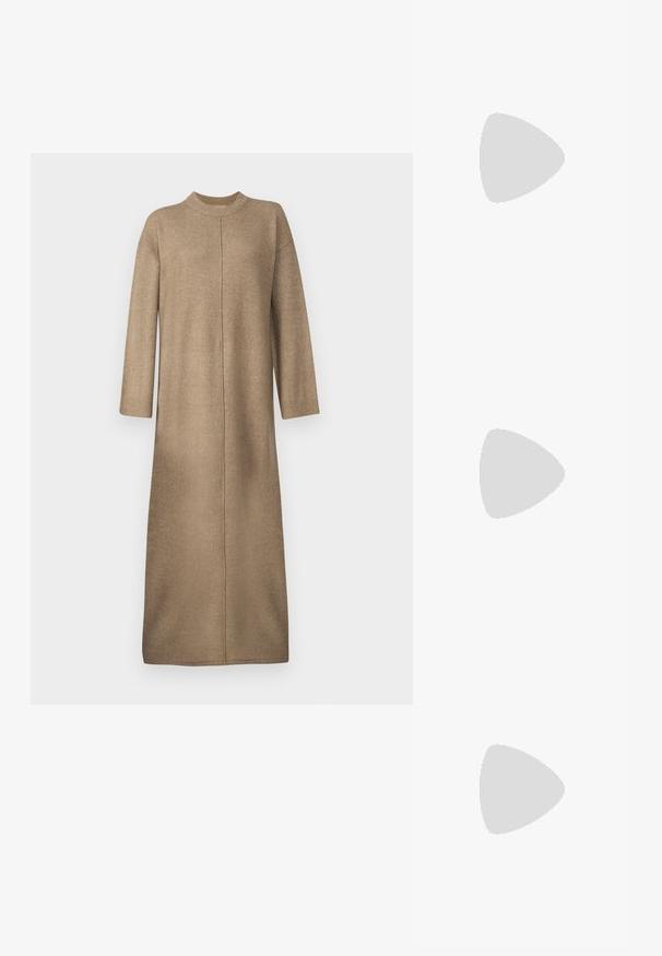 Robe en tricot de couleur beige doux, avec un col montant, des manches longues et une coupe droite avec un détail de couture centrale.; Sandale à talon beige à lanières avec un bout carré, un design avant tordu, une bride de cheville et un talon carré. Texture lisse, style minimaliste.; Sac fourre-tout en paille tissée beige avec garniture en cuir blanc, double poignées en chaîne dorée et forme rectangulaire. La surface présente un motif texturé.; Boucles d'oreilles en or avec une finition lisse et polie. Doté d'une forme en demi-cercle et d'une fermeture à tige sécurisée.