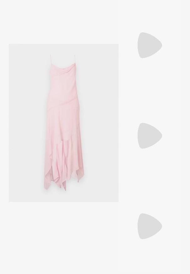 Rožinė midi suknelė su plonomis petnešomis, turinti drapiruotą krūtinę ir asimetrišką hemą. Pagaminta iš lengvos, plazdančios medžiagos su lygiu paviršiumi.; Šviesiai violetinės aukštakulnės šlepetės su skaidriu plastikiniu priekiniu sieneliu ir permatomu blokiniu kulnu. Lygus paviršius, atviras pirštų dizainas, minimalistinė forma.; Karoliukų rankinė, pasižyminti ryškiomis spalvomis: rožinė, oranžinė, mėlyna ir ruda. Tekstūruotas paviršius su apvaliais karoliukais ir organinėmis formomis, tvirtos rankenos.; Sidabrinė lankinė auskarai su poliruotu paviršiumi, turintys mažus auksinius akcentus ir apvalią formą, dėvimi ant ausies kaušelio.