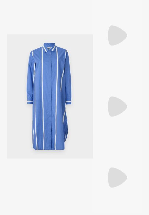 Marimekko RUNOELMA PUHVELI DRESS - Tričkové šaty - multi coloured; Čierne slingback topánky s ostrou špičkou a nízkym opätkom, vyrobené z hladkej kože a s výrezmi na boku pre lepšiu priedušnosť.; Čierna kožená ramenná taška so mäkkou textúrou, trojuholníkovým tvarom a nastaviteľným popruhom, skombinovaná s svetlomodrou pruhovanou košeľou a bielymi nohavicami.; Náušnica v zlatej farbe s prepojenými predĺženými článkami s hladkou, lesklou textúrou. Každý článok má jedinečný oválny tvar.
