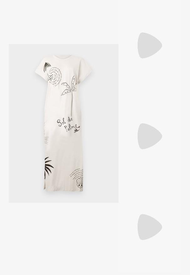 Ilga balta suknelė su juodais palmėmis, kriauklėmis ir tekstiniais spaudiniais, įskaitant "Sol de Palma", su trumpomis rankovėmis ir šoninėmis įpjovomis.; Juodos lakuotos odinės šlepetės su smailiu pirštu ir geometriniu bloko kulnu. Turi elegantišką, minimalistinį dizainą ir lygų paviršių.; Metalinis auksinis rankinukas su glotnia, suapvalinta forma, turintis viršutinį mygtuko užsegimą ir mažą grandinėlės dirželį nešiojimui.; Aukso tono metalinės auskarai su stilingu, kreiviu dizainu. Išsiskiria ryškiu smailiu pavidalu, poliruota paviršiumi ir užsegimu su vyriu.