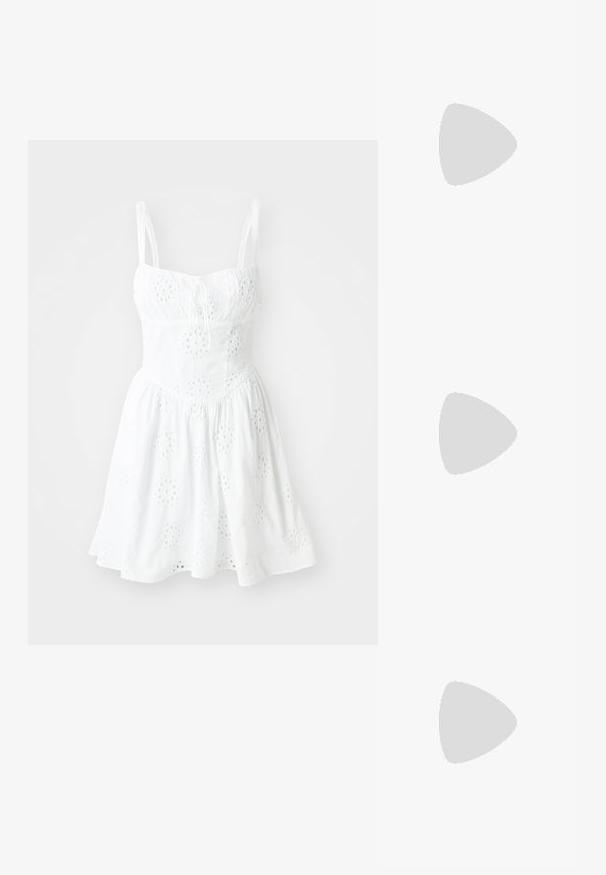 Vit klänning med justerbara spaghettiband, en figursydd överdel och en utsvängd kjol. Har ögonlatträdsgarng och en justerbar detalj vid halsringningen.; Guldmetalliska klacksandaler med en kantig blockklack, två remmar över foten och en justerbar vristrem. Slät textur.; Vit syntetisk handväska med triangulär form, platt framklaff och rosettdetalj, justerbar rem, slät textur och minimalistisk design.; Guldtonade örhängen med ovalformade klara kristaller omgivna av mindre klara stenar, med en krokdesign för säker användning.