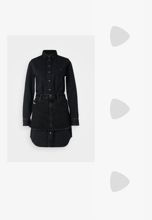 Zwarte denim shirtjurk met knoopsluiting, lange mouwen en gescheurde zoom. Heeft een rood logo op de borst en twee zakken.; Zwarte puntige slingback schoen met een lage hak, gemaakt van soepel leer en voorzien van een uitsnede aan de zijkant voor ventilatie.; Zwarte leren schoudertas met een zachte textuur, driehoekige vorm en verstelbare schouderriem, gecombineerd met een lichtblauw gestreept shirt en witte broek.; Drie metalen ringen: één roségoud, één goud met een gestructureerd accent en één zilver, allemaal met gegraveerde branding aan de binnenzijde.