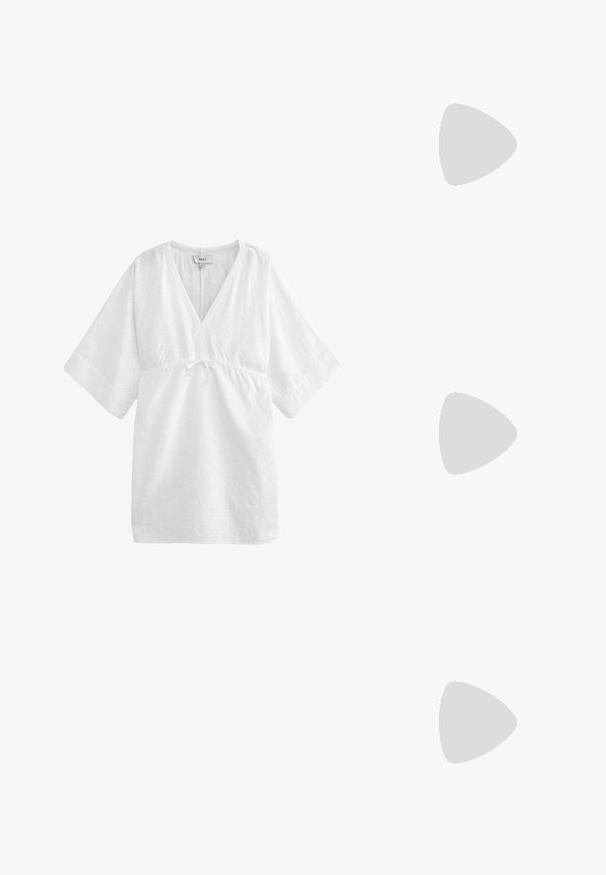 Next KAFTAN - Hverdagskjole - white broderie; Hvide højhælede sandaler med en kraftig hæl, der har et stropdesign og ankelbinding. Glat tekstur med en platform foran for ekstra højde.; Beige læder crossover taske med en sløjfe detalje, guldbeslag og en enkelt justerbar skulderrem, båret over en grøn quiltet jakke.; Guldtonede øreringe med teksturerede, bølgede former. Inkluderer skulpturelle clips og en åben ringdesign med en hamret finish.