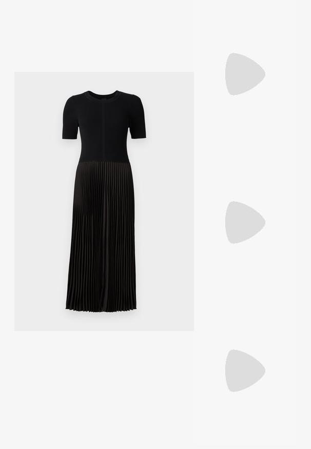 Abito nero con top a costine e gonna plissettata. Maniche corte e scollatura rotonda. Il materiale sembra morbido con una superficie liscia.; Sandali neri con tacco alto presentano sottili cinturini con design annodato, una punta quadrata liscia e un elegante tacco a spillo.; Borsa a mano metallica grigia chiara con tracolla a catena, impreziosita da piccoli chiodi metallici circolari e da un logo triangolare del marchio.; Orecchini a cerchio in argento con una finitura liscia e lucente. Forma arrotondata, design leggero, con chiusura a perno.