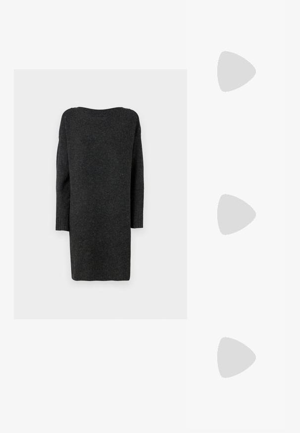 Abito maglione lungo di un grigio scuro, realizzato in un materiale morbido e testurizzato. Presenta un ampio scollo e maniche lunghe attillate con polsini a coste.; Stivali da cowboy in pelle marrone con punta affusolata e tacco a blocco, caratterizzati da dettagliati ricami e accenti rialzati sul gambale.; Borsa a mano in pelle nera con patta e dettaglio in metallo dorato. Include una tracolla nera e un design elegante e minimalista.; Orecchini a cerchio in argento con un design torciglionato, caratterizzati da una finitura lucida e chiusura a perno. Misurano circa 3 cm di diametro.
