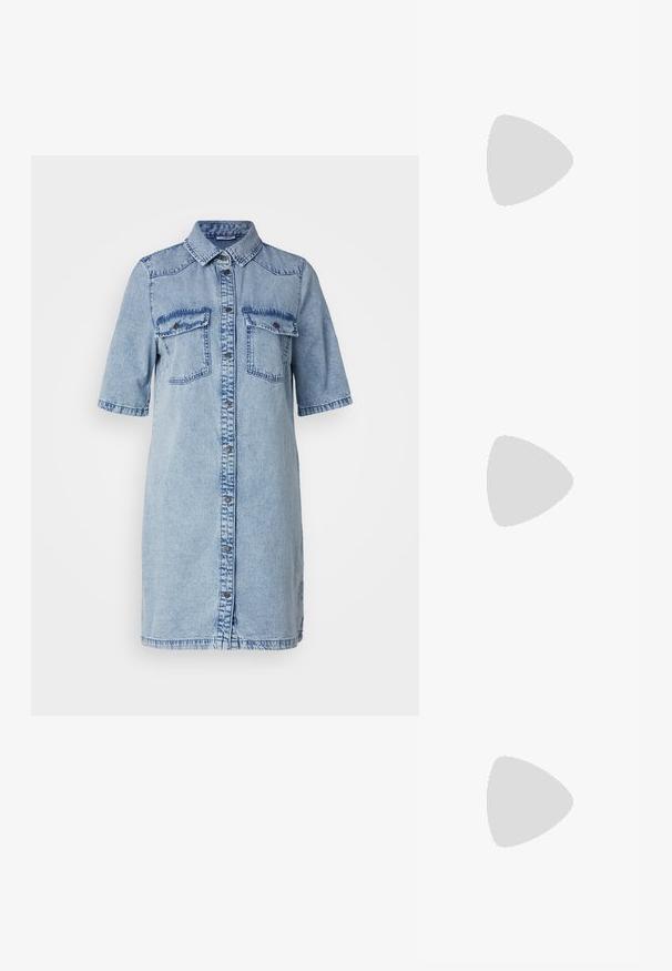 Šviesiai mėlynas džinsinis suknelė su apykakle, trumpomis rankovėmis ir mygtukų uždarymu. Dvi priekinės kišenės su uždengimais, turinčios klasikinį dizainą ir tekstūrą.; Rudos odinės kaubojaus batai su smailiu priekiu ir blokuotu kulnu, pasižymintys detaliu siuvinėjimu ir iškiliais akcentais ant ašies.; Katės akies saulės akiniai su juodu ir oranžiniu šarvuotu rėmeliu, ruda objektyvu ir elegantiškais, smailiais galiukais. Rėmelyje yra minimalus logotipas ant šventės.; Sidabriniai auskarai žiedai su sukto dizaino, turintys poliruotą apdailą ir fiksavimo smeigtuką. Skersmuo maždaug 3 cm.