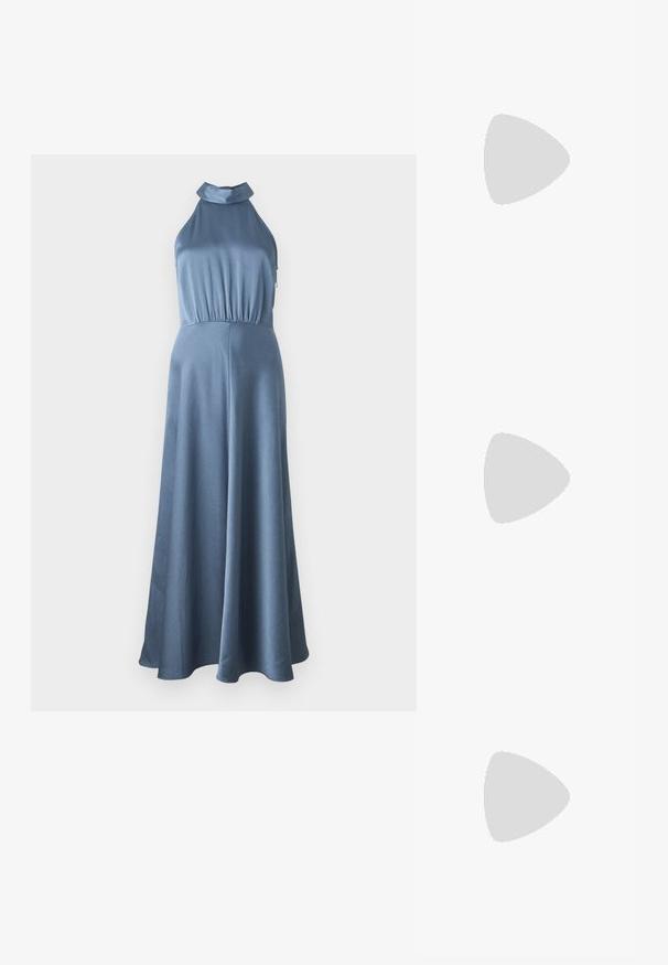Blå halterneckkjole med strukturt fabric, tettsittende liv, og flytende skjørt, med elastisk midje og uten synlige detaljer.; Svart spiss tå slingback-sko med lav hæl, laget av jevnt skinnmateriale og med utskåret design på siden for pusteevne.; Svart håndveske med vevd tekstur på toppen og glatt lær på bunnen, med kjedehåndtak og logoemblem.; Sølvøreringer med en jevn, buet design. Har en blank metallisk finish og en studlås. Ingen synlige mønstre eller aksenter.
