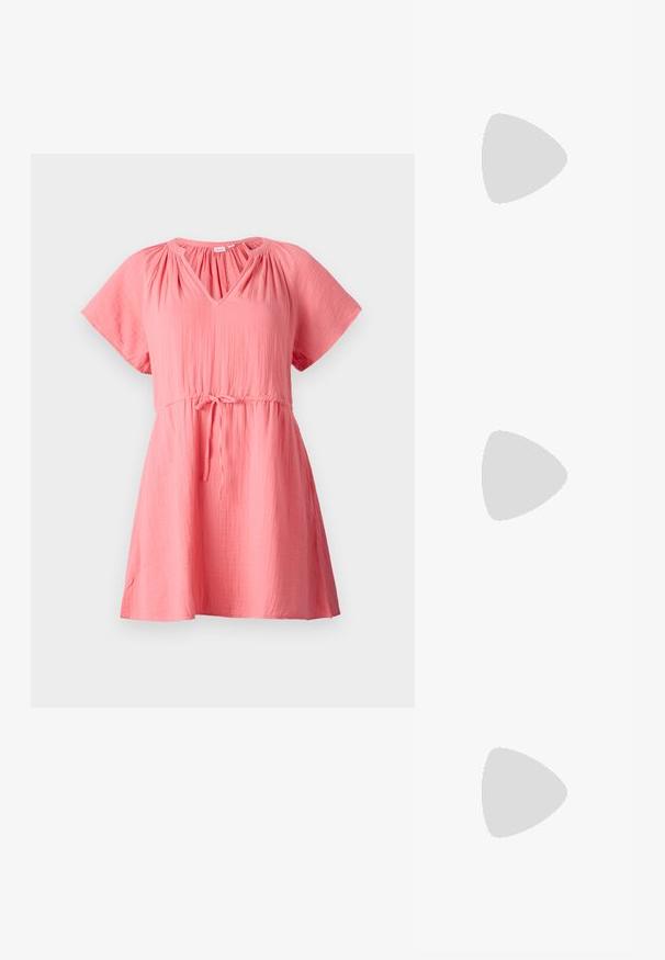 Rochie roz cu mâneci scurte, decolteu în V, detalii plisate lângă umeri, talie strânsă cu un șnur și o croială lejeră.; Tricou alb din bumbac, cu un grafic mare, viu colorat de homar roșu pe față. Mâneci scurte și un guler standard de tip crew neck.; Adidași albi tip pantofi sport cu glezna din pânză, cu talpă din cauciuc negru, capac de vârf din cauciuc frontal și șase ochiuri pentru șireturi, având un design curat și minimalist.; Geantă de mână din piele roșie, cu un design unghiular și geometric. Dispune de o singură curea ajustabilă și un sistem de închidere cu clapetă, cu detalii cusute.