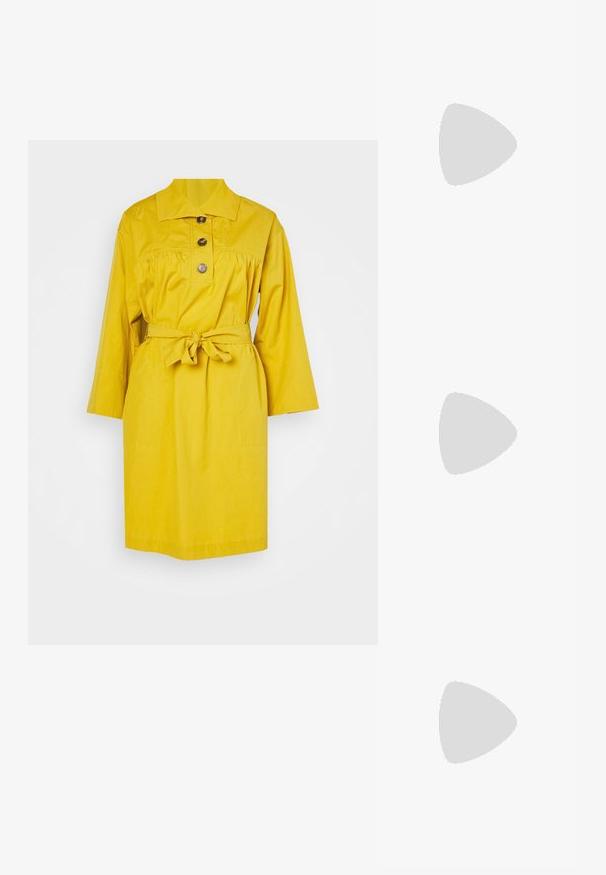 WEEKEND MaxMara Košilové šaty - senape; Zlaté veganské kožené sandály se dvěma nastavitelnými popruhy, korkovou stélkou a tmavou gumovou podrážkou. Hladký povrch s metalickým leskem.; Obdélníkové sluneční brýle s rámem z želvovinového plastu, tmavými skly a stříbrnými akcenty po stranách. Vyrobeno v Itálii.; Hnědá kožená crossbody taška s logem, zlatým řetízkem, zipovým uzávěrem a zlatými akcenty. Kompaktní a obdélníkový tvar.