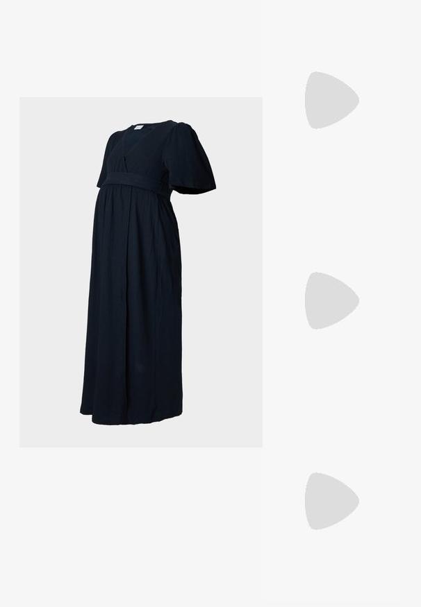 Mørk marineblå maxikjole i et struktureret stof, med v-udskæring, pufærmer og en sammensamlet talje for en løs pasform.; Sorte lakk lær slingback hæler med spiss tå, et avrundet utskjæringsdesign og blokkheel. Har en gulltone spenne som detalj.; Svart håndveske med strukturert form, jevn tekstur og metallisk lås. Kombinert med brede svarte bukser og sandaler med åpen tå på tregulv.; Sett med seks gullringer med forskjellige design: flettede, bladmotiv og solide band; noen med grønne edelstener som aksenter.