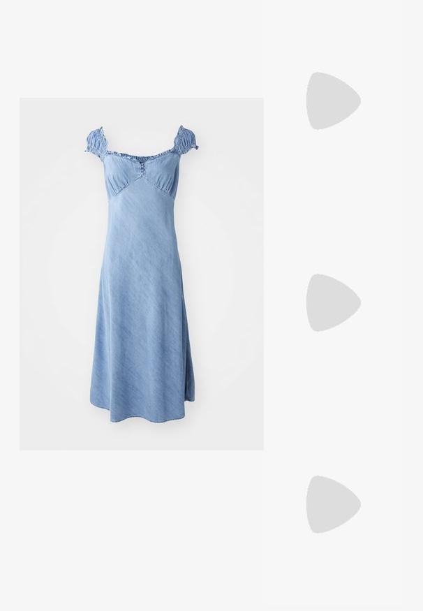Jeans obleka v svetlo modri barvi s kratkimi, nabrano izrezanimi rokavi, oprijetim korzetom in sprehodnim A-linijskim krilom. Na sprednji strani so gumbi.; Zlati, kovinski slingback čeveljci z ostrim nosom in masivnim peto. Gladka tekstura, minimalistična zasnova in ozka zanka.; Črna usnjena torbica s ukrivljeno obliko, z odstranljivo naramnico in zlatimi dodatki. Torbica ima pokrov s podrobnostmi v obliki zaponke.; Zlati prstan s organskim, zvitim dizajnom, gladko površino in taperiranimi konci, ki ustvarja modernega, skulpturalnega videza.