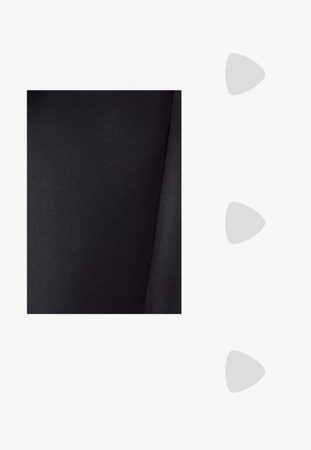 Svart tyg med en slät textur och en lätt glans. Har en enhetlig färg utan mönster, tygets veck är synliga.; Vit slingbackklack med spetsig tå, slät ovandel, låg blockklack och sidoutskärning med justerbar spänne.; Runda solglasögon med mörka linser och guldramar. Modellen bär en ljusblå, ribbad cardigan med knappar och kontrasterande vita ärmar.; Michael Kors handledos i beige belagd kanvas med ett upprepande MK-logomönster, gyllene detaljer och ett avtagbart kedjehandtag.
