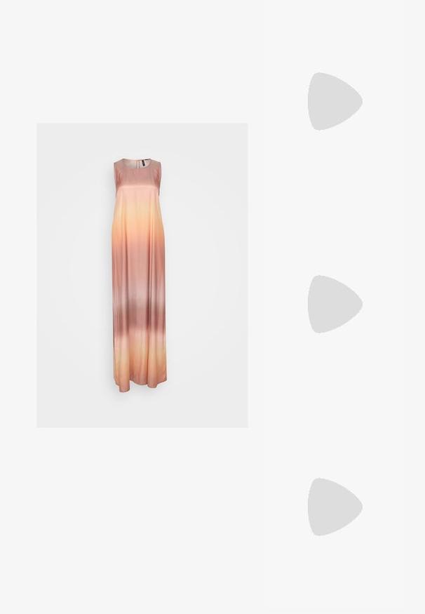 Vestido maxi em tecido de cetim suave, apresentando um degradê de pêssego claro a rosa suave. Design sem mangas com gola redonda.; Sapatos de couro patente borgonha com bico quadrado e tira no tornozelo, combinados com jeans de corte largo em azul claro. Os sapatos têm um acabamento brilhante.; Óculos de sol transparentes rosa com lentes ovais, tonalidade vermelha escura e hastes delicadas, apresentando um acabamento suave e detalhes subtis na armação.; Colar de pérolas brancas com um pendente em forma de urso de goma multicolorido, com seções brilhantes em rosa, roxo e azul, e um fecho prateado.