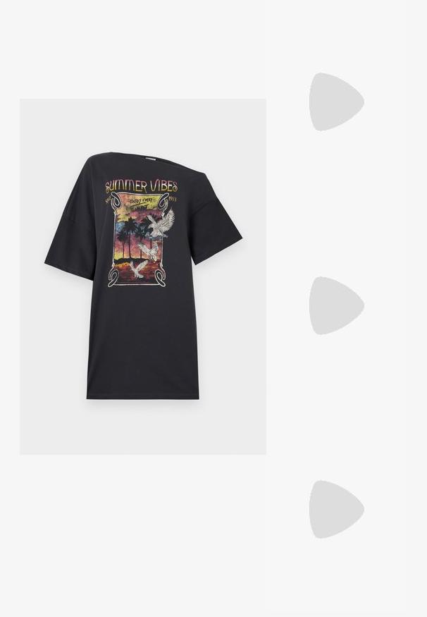 T-shirt oversized preta com um design gráfico colorido com "Vibes de Verão", palmeiras e pássaros, feita de material de algodão suave.; Mules de salto aberto de cor azul clara com um design geométrico, apresentando uma faixa larga sobre o pé e um salto chunky e angular.; Óculos de sol retangulares pretos com lentes escuras, armações de plástico brilhante e detalhes em dourado nas templetas. Design minimalista e forma elegante.; Bolsa de mão em couro preto com uma forma única em leque, apresentando alças planas. A superfície tem uma textura pebble e um design minimalista.