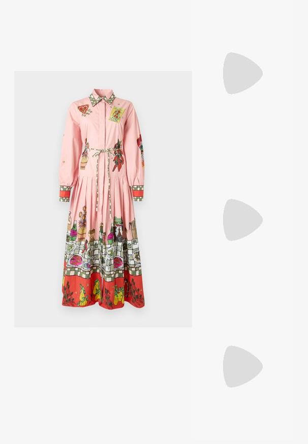 Rochie din bumbac roz, cu mâneci lungi, guler, curea la talie și imprimeuri colorate, detaliate la tiv și la mâneci.; Pantofii slingback din piele neagră, cu vârful ascuțit, curele decorative cu ochiuri din metal și toc bloc mic. Suprafață texturată.; Gucci Ochelari de soare - pink; Geantă bej texturată, cu curea ajustabilă, două buzunare frontale asigurate cu catarame și accente din metal aurit. Închidere cu fermoar în partea de sus.