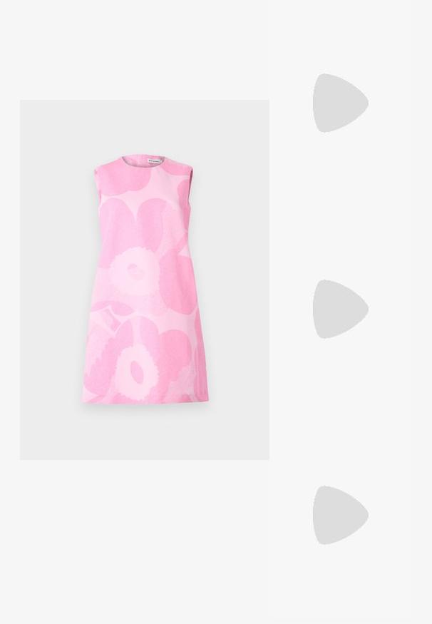 Marimekko SOPIVA UNIKKO  - Rochie de zi - light pink\pink; Sandale negre cu toc înalt au curele subțiri cu un design legat, un vârf pătrat neted și un toc stiletto elegant.; Geantă metalică gri deschis, cu un strap din lanț, decorată cu mici ținte circulare metalice și un logo de marcă triangular.; Cercei rotunzi din argint cu un finisaj neted și strălucitor. Design ușor, având o formă rotundă și închidere cu tijă.