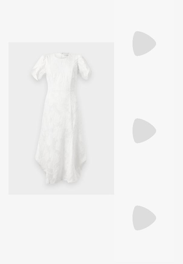 Fehér midi ruha puffos rövid ujjakkal, kerek nyakkivágással, textúrált virágmintával, feszes derékkal és aszimmetrikus szegéllyel.; Fekete, hegyes orrú, slingback cipő alacsony sarkával, sima bőrből készült, oldalt kivágott deisgnal a légáteresztőképesség érdekében.; Fekete bőrtáska íves formával, karcsú fogantyúval, ezüst cipzárral és Calvin Klein logóval az elején. Simább textúra és minimalista dizájn.; Ezüst karika fülbevalók sima, ívelt formával. Fényes fémes felülettel és tűs zárral rendelkeznek. Nincsenek látható minták vagy kiegészítők.