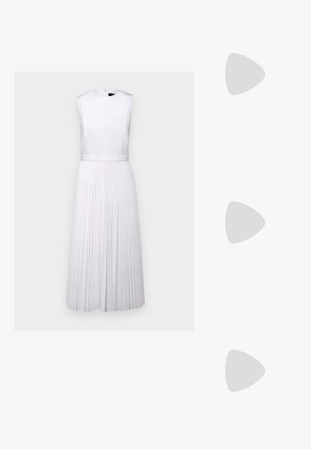 Biela plisovaná šaty s okrúlym výstrihom, bezrukávový dizajn a saténovým korzárom. Obsahuje definovaný pás a splývavú sukňu.; Čierne patentové slingback topánky na ihlovom podpätku s špicatou špičkou, s textúrovaným hadím vzorom, nastaviteľným popruhom a krátkym, textúrovaným blokovým podpätkom.; Čierna kožená crossbody taška s dvoma prednými vreckami, zlatými sponami, zipsovým uzatváraním a úzkym popruhom. Štruktúrovaný povrch a kompaktný obdĺžnikový tvar.; Lauren Ralph Lauren BASIC SMALL HOOP - Náušnice - gold-coloured