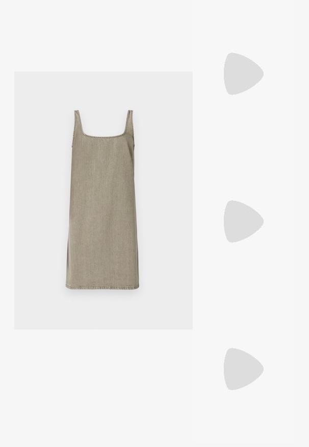 Haljina bez rukava s kvadratnim izrezom u svijetlo sivoj denim tkanini. Ima ravni kroj s bočnim prorezima i kontrastnim šavovima duž izreza.; Crna lakirana slingback cipela s izduženim vrhom, remenčićima oko gležnja s srebrnim kopčama i dijelovima, te vitkim potplatom.; Zlatna metalna torba s uređenim dizajnom, glatkom teksturom i podesivim remenom. Ima jedinstven trokutasti oblik i minimalističko šivanje.; Naušnice zlatne boje s teksturiranim, valovitim oblicima. Uključuju skulpturalne kopče i dizajn otvorene kružnice s kovanom završnom obradom.