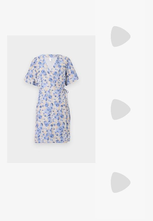 Oblačilna obleka iz teksturirane lahke tkanine, ki ima moder cvetlični vzorec na svetli podlagi. Kratke rokave in pas z vezanjem.; Sandali s peto v kremni barvi, z odprtim prstom, debelim blokastim petam, tankim gležnjarjem in subtilnim sijajem. Zaponka na traku.; Črna usnjena torbica s ukrivljeno obliko, z odstranljivo naramnico in zlatimi dodatki. Torbica ima pokrov s podrobnostmi v obliki zaponke.; Zlati prstan z teksturiranim, valovitim dizajnom, ki ima tri izrazite vrhove. Gladka, sijoča površina z odprtim pasom za prilagodljivo prileganje.