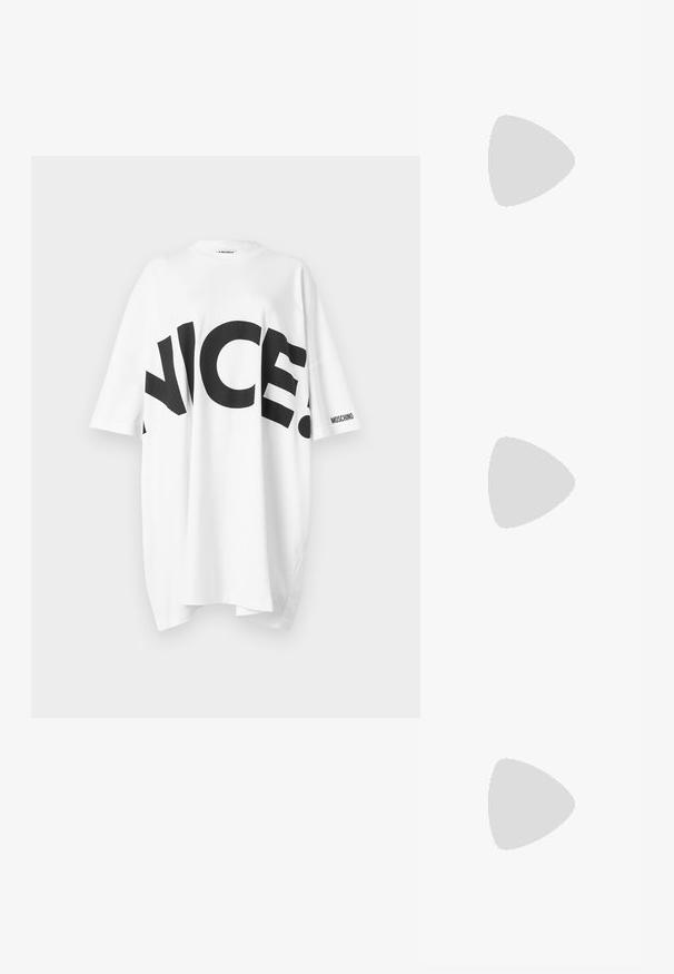 Biele oversized tričko s tučným čiernym nápisom "NICE." na prednej strane. Krátke rukávy a logo "MOSCHINO" na jednom rukáve. Mäkká, ležérna tkanina.; Čierne lakované slingback topánky s špicatou špičkou, dvomi strapcami, zlatými kruhovými akcentami a nízkym blokovým podpätkom.; Čierne oversize slnečné okuliare s geometrickým rámom, tmavo zatienenými šošovkami a zlatými akcentmi, nosené s kvetinovým vzorom a vysokým golierom.; Čierna lesklá kožená kabelka s prešívaním, so zlatým reťazovým popruhom a uzáverom na klip s okrúhlou ozdobou. Kompaktný obdĺžnikový tvar.