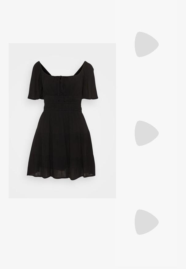 Melnas kleitas ar īsām flutter piedurknēm, apaļu dekoltē, ar savelkamu detaļu un pakāpenisku, plūstošu svārku. Izgatavota no viegla auduma.; Melna lakota āda ar atvērto papēdi, ar smailu purngalu un ģeometrisku blokpapēdi. Iezīmējas elegants, minimāls dizains un gluda tekstūra.; Melnas ādas rokassoma ar izliekta formu, noņemamu siksnu un zelta aksesuāriem. Somai ir vāciņš ar sprādzes detaļu.; Zelta krāsas auskari ar teksturētām, viļņotām formām. Iekļauts skulpturāls piespraužams modelis un atvērta gredzenveida konstrukcija ar izsistām virsmām.