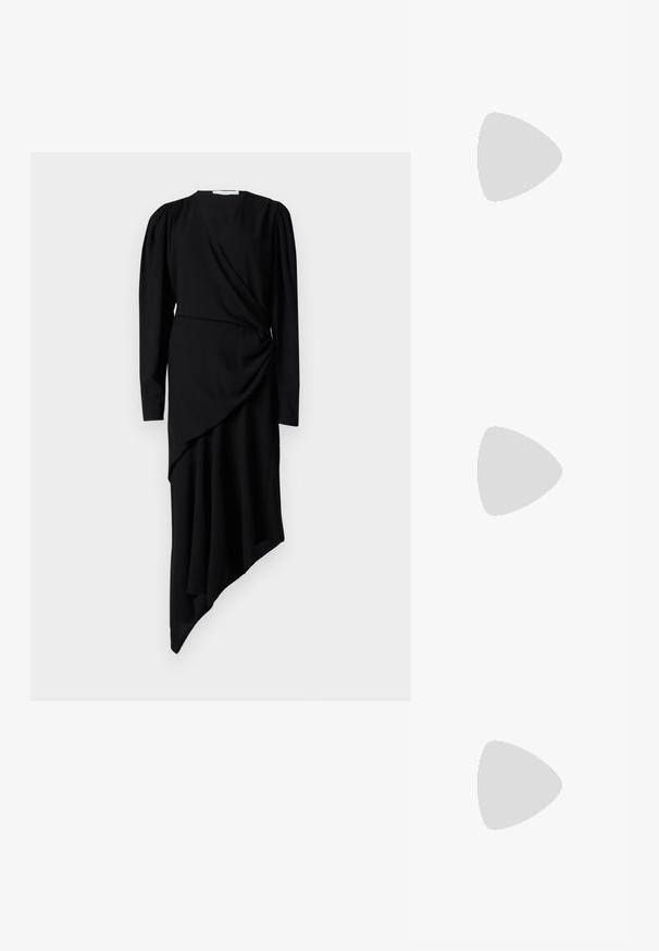 A fekete, hosszú ujjú ruha megkötős dizájnnal, aszimmetrikus szegéllyel és a deréknál ráncolt részletekkel rendelkezik, sima anyagból készült.; Fekete lakk slingback sarok, hegyes orral, texturált kígyómintával, állítható pánttal és rövid, texturált tömbsarkal.; Ezüst bőr keresztpántos táska texturált felülettel, lánc- és pántdíszítéssel, valamint cipzáras záródással. Elöl logó található.; Lauren Ralph Lauren BASIC SMALL HOOP - Fülbevalók - gold-coloured